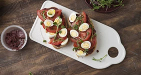 Тосты с&nbsp;оливковой пастой и&nbsp;перепелиными яйцами