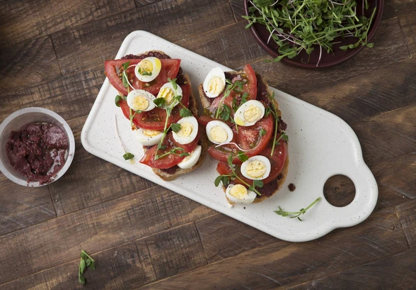 Рецепт «Тосты с&nbsp;оливковой пастой и&nbsp;перепелиными яйцами»