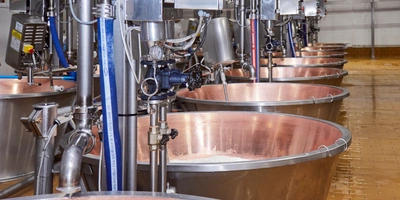 Как долго зреет сыр и&nbsp;почему он так пахнет: репортаж с&nbsp;производства