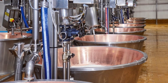 Как долго зреет сыр и&nbsp;почему он так пахнет: репортаж с&nbsp;производства