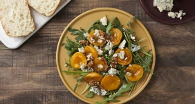 Салат с&nbsp;руколой и&nbsp;карамелизированными абрикосами