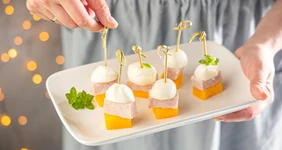 Такие разные канапе: 10 рецептов мини-закусок для&nbsp;фуршета