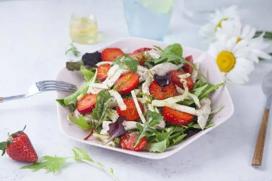 Рецепт «Салат с&nbsp;курицей, клубникой и&nbsp;фенхелем»