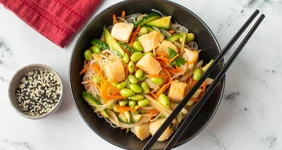 Азиатский салат с&nbsp;гребешками и&nbsp;фунчозой