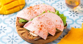 Бутерброд с&nbsp;колбасой и&nbsp;манго