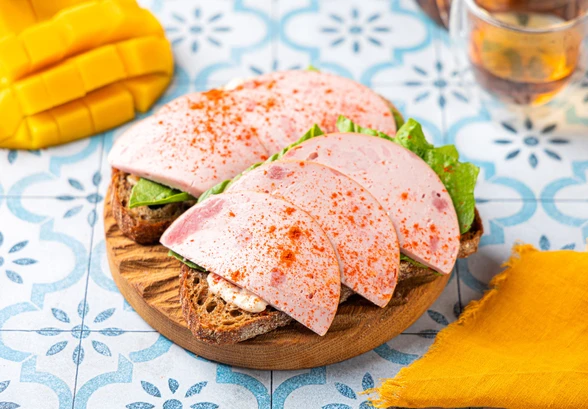 Рецепт «Бутерброд с&nbsp;колбасой и&nbsp;манго»