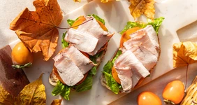 Бутерброд с&nbsp;индейкой и&nbsp;хурмой