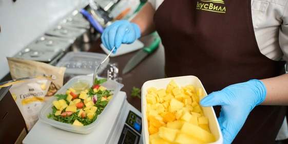 Салаты собираем перед&nbsp;отправкой клиенту, чтобы все ингредиенты были сочными, свежими и&nbsp;сохранили аромат