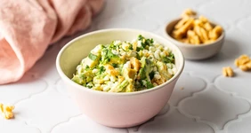 Салат с&nbsp;зернёным творогом и&nbsp;авокадо