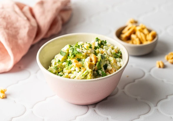 Рецепт «Салат с&nbsp;зернёным творогом и&nbsp;авокадо»