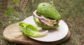 Бургер из&nbsp;авокадо с&nbsp;тунцом и&nbsp;вялеными томатами