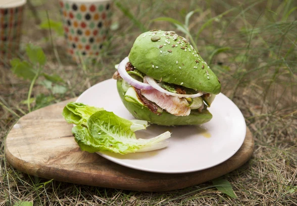 Рецепт «Бургер из&nbsp;авокадо с&nbsp;тунцом и&nbsp;вялеными томатами»