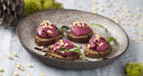 Брускетта с&nbsp;муссом из&nbsp;свеклы и&nbsp;орешками 