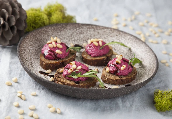 Рецепт «Брускетта с&nbsp;муссом из&nbsp;свеклы и&nbsp;орешками »