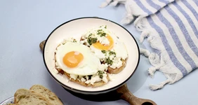 Тост с&nbsp;глазуньей, фетой и&nbsp;песто