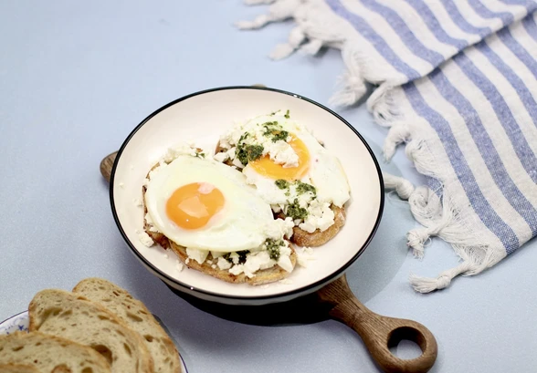 Рецепт «Тост с&nbsp;глазуньей, фетой и&nbsp;песто»