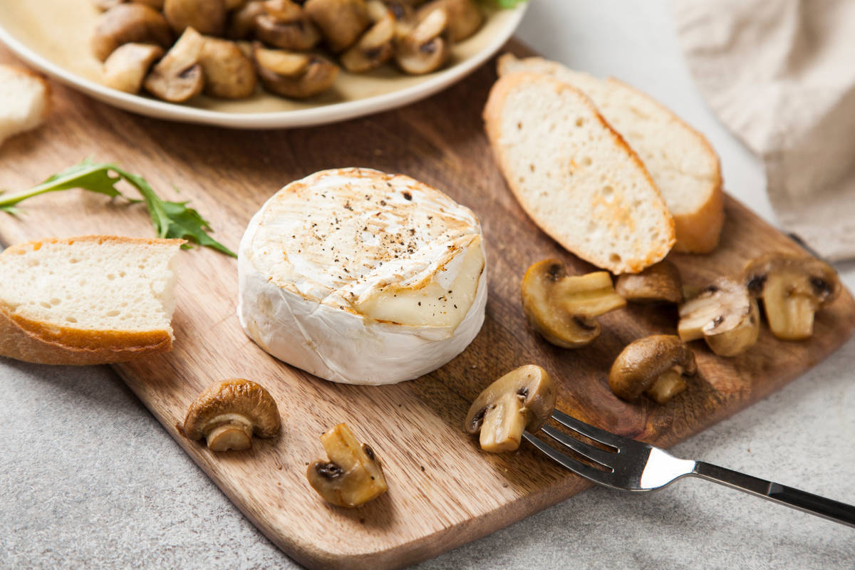 Запечённый сыр Бри с&nbsp;грибами шампиньонами